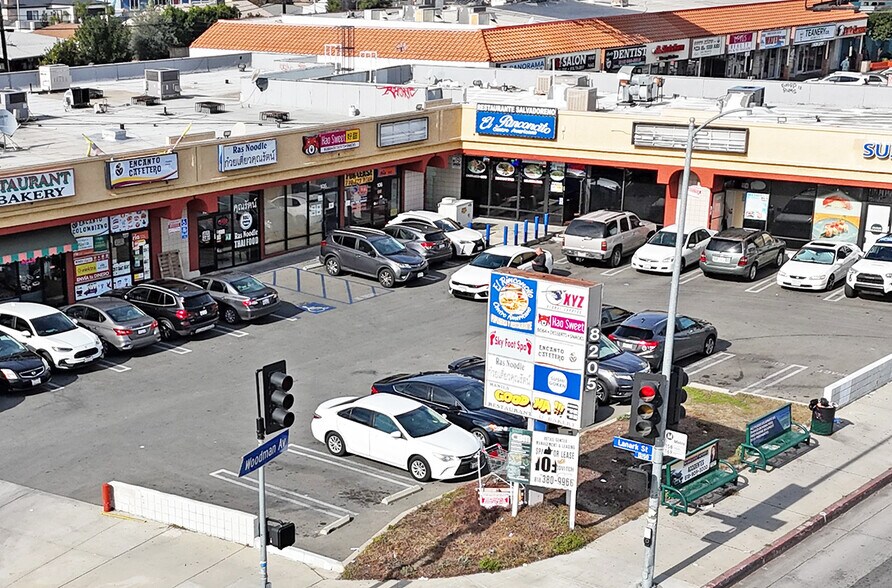 8205 Woodman Ave, Panorama City, CA à louer - Photo de l’immeuble – Image 3 sur 12