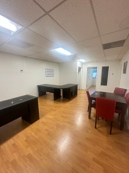 11755 Victory Blvd, North Hollywood, CA à louer - Photo de l’immeuble – Image 2 sur 6
