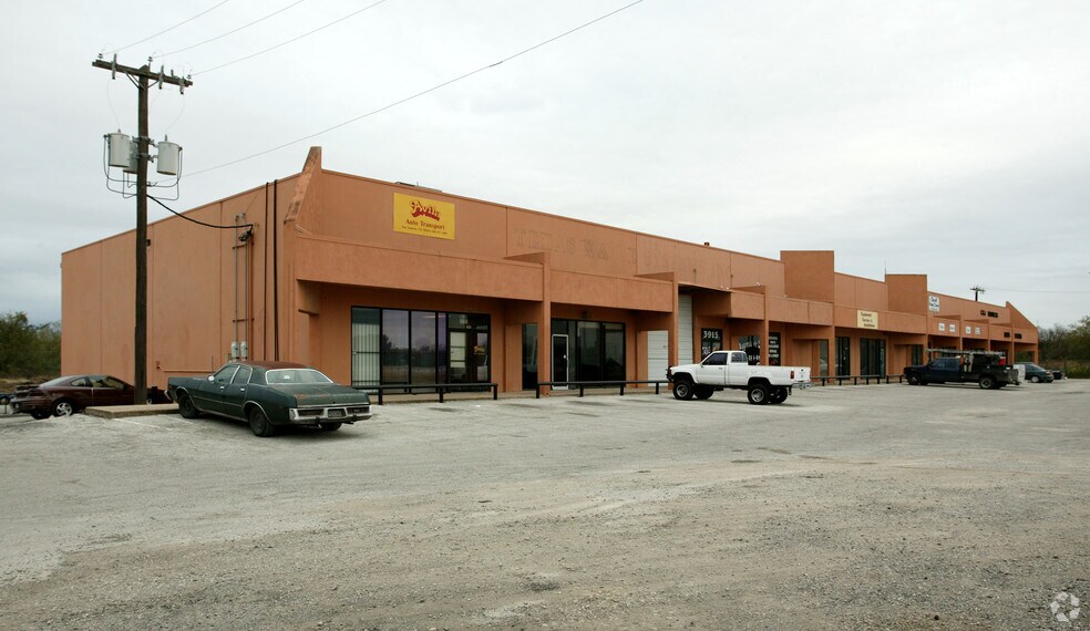 3911-3929 E IH-10, San Antonio, TX à louer - Photo de l’immeuble – Image 2 sur 26