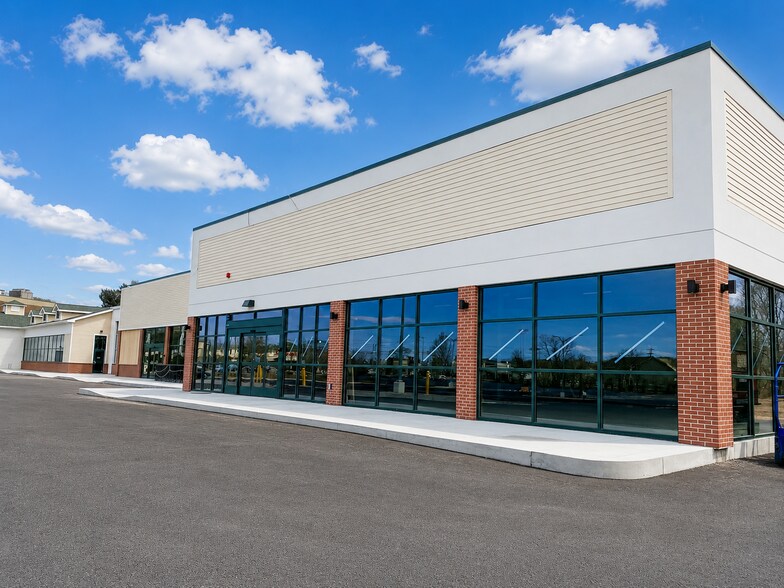 2574 W Shore Rd, Warwick, RI à louer - Photo de l’immeuble – Image 1 sur 18