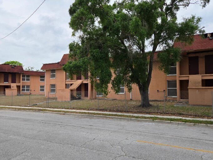 1605 N Waters Ct, Tampa, FL à vendre - Photo de l’immeuble – Image 2 sur 4