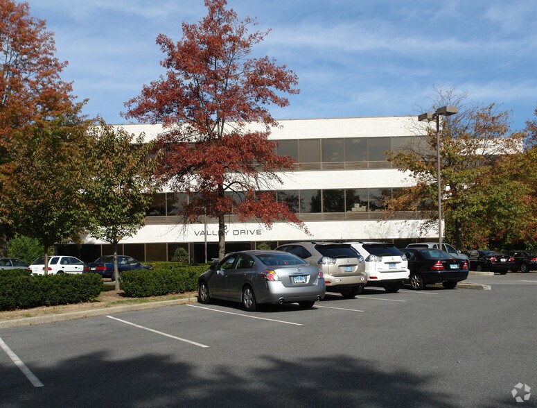 15 Valley Dr, Greenwich, CT à louer - Photo de l’immeuble – Image 3 sur 3