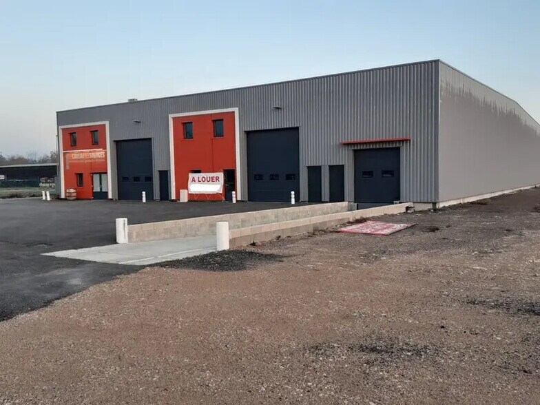 Local d’activités dans Sennecey-le-Grand à louer - Photo de l’immeuble – Image 1 sur 5