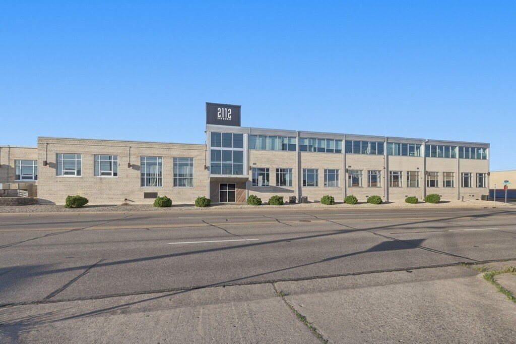 2112 Broadway St NE, Minneapolis, MN à louer Photo de l’immeuble– Image 1 sur 7