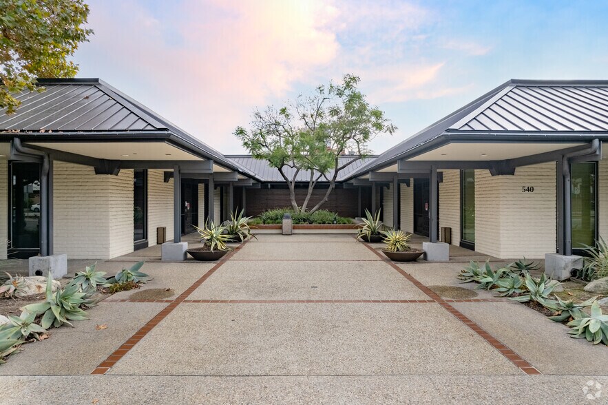 540 W Woodbury Rd, Altadena, CA à louer - Photo de l’immeuble – Image 3 sur 15