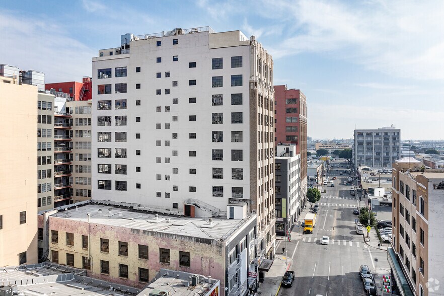 217 E 8th St, Los Angeles, CA à louer - Photo de l’immeuble – Image 3 sur 22