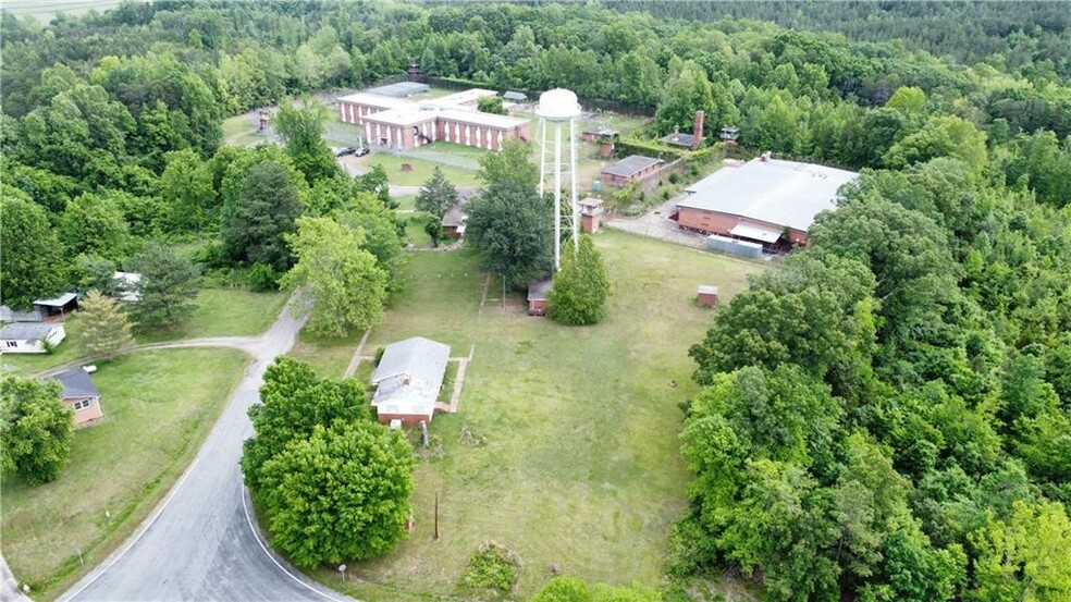 2061 High Rock School Rd, Blanch, NC à vendre - Photo de l’immeuble – Image 2 sur 10