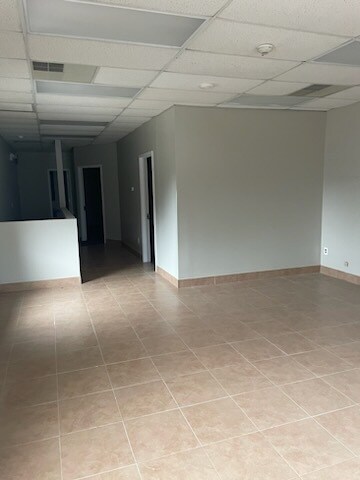 69 Horseblock Rd, Centereach, NY à louer - Photo intérieure – Image 3 sur 7