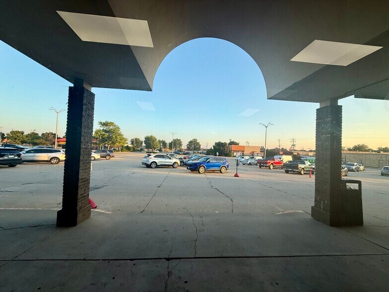 1540 E College Ave, Normal, IL à louer - Photo de l’immeuble – Image 2 sur 12