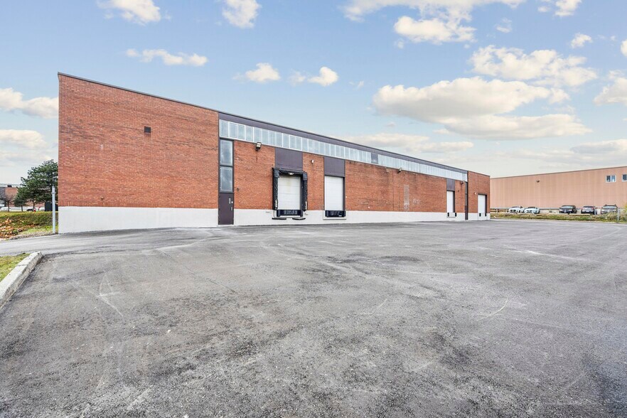 6010-6020 Ambler Dr, Mississauga, ON à vendre - Photo de l’immeuble – Image 3 sur 5