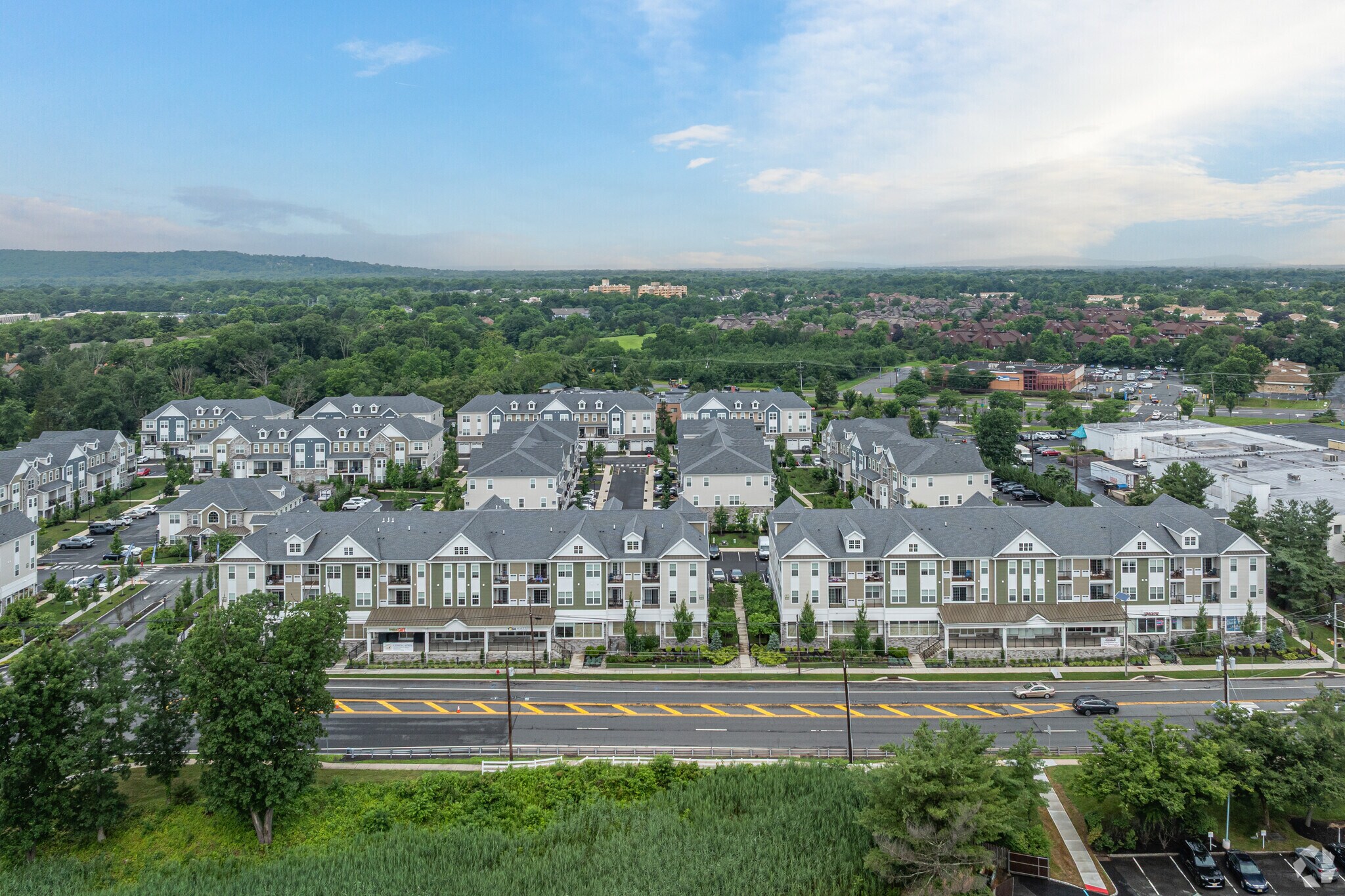 1 Housel Cir, Hillsborough, NJ à louer Photo principale– Image 1 sur 34