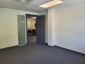 1715 Dickson Av, Kelowna, BC à louer Photo intérieure– Image 2 sur 5