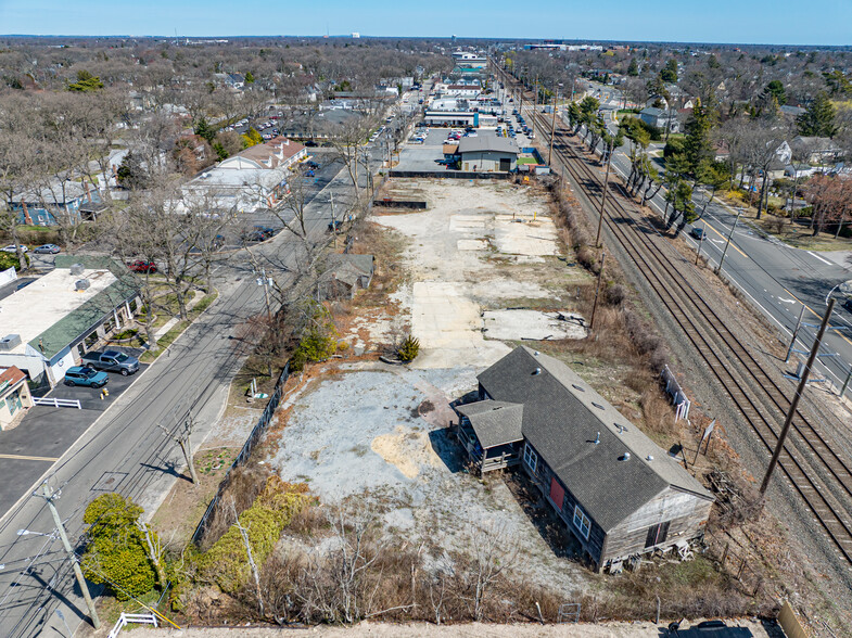 245 Orinoco Dr, Brightwaters, NY à vendre - Photo de l’immeuble – Image 3 sur 12