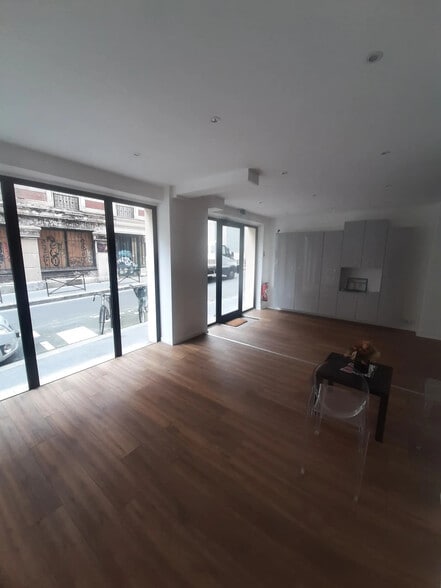 8 Rue Tesson, Paris à vendre - Photo de l’immeuble – Image 3 sur 7