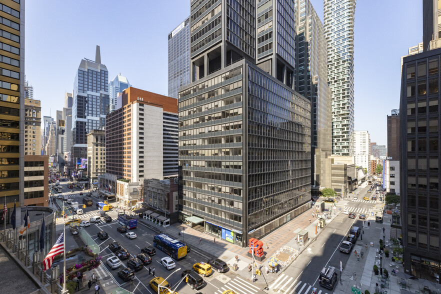825 7th Ave, New York, NY à louer - Photo de l’immeuble – Image 2 sur 19