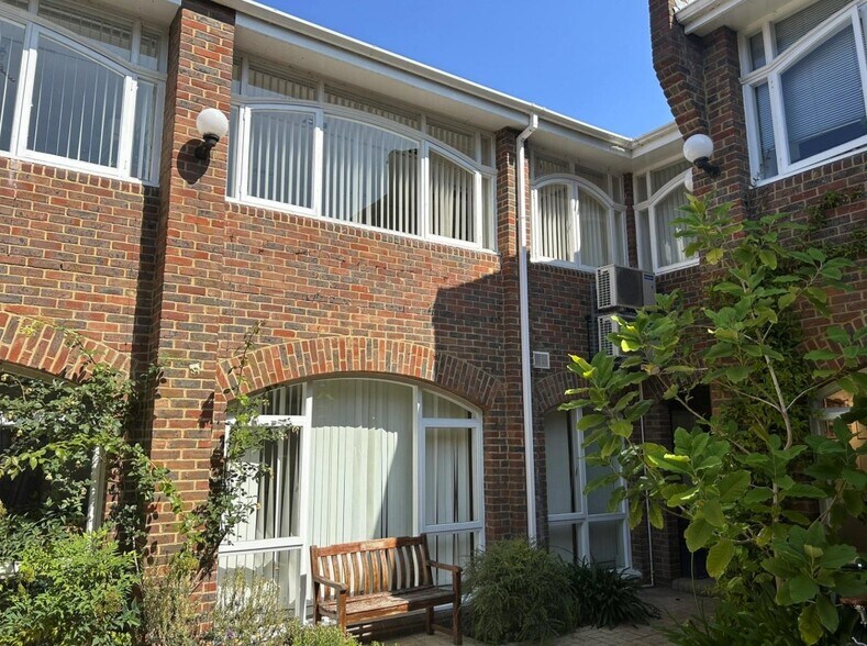 Bramber Rd, Londres à vendre - Photo de l’immeuble – Image 3 sur 6