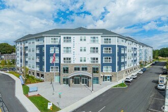 4 Sanders St, Nashua, NH à louer Photo de l’immeuble– Image 1 sur 3