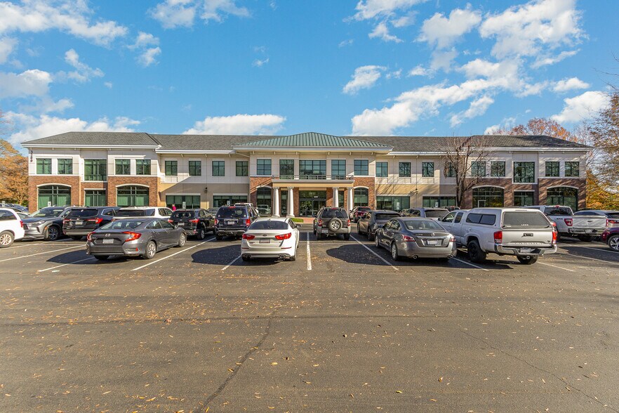 3200 Blue Ridge Rd, Raleigh, NC à louer - Photo de l’immeuble – Image 2 sur 15