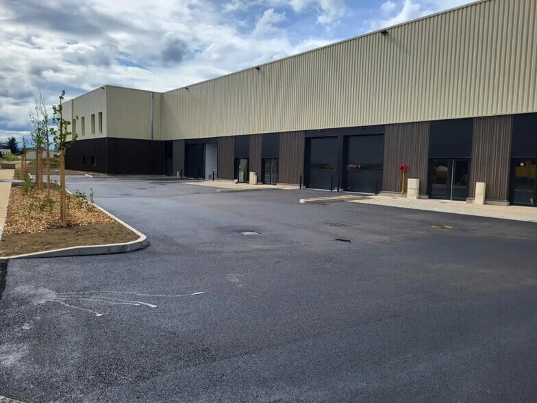 Local d’activités dans Rillieux-la-Pape à louer - Photo de l’immeuble – Image 1 sur 7