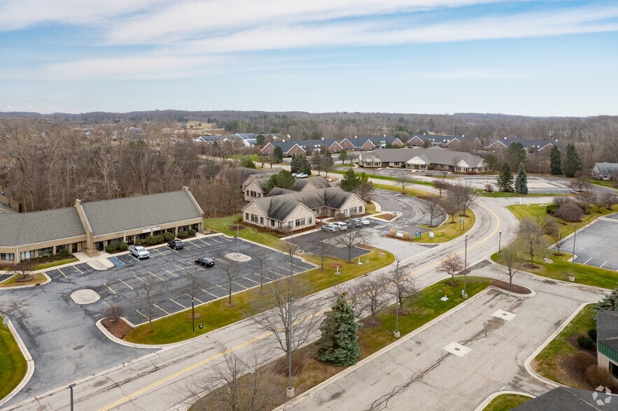 2410 Woodlake Dr, Okemos, MI à louer - Aérien – Image 2 sur 36