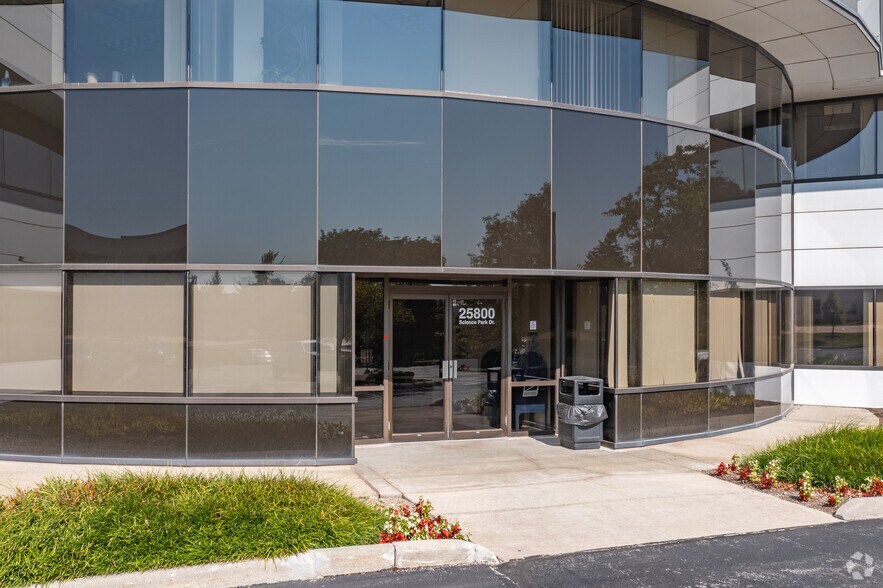 25800 Science Park Dr, Beachwood, OH à louer - Photo de l’immeuble – Image 2 sur 6