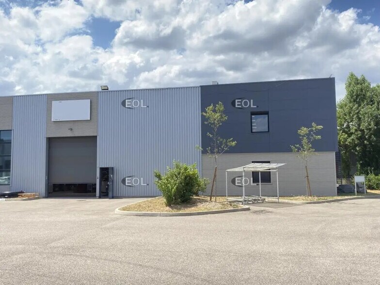 Local d’activités dans Saint-Priest à louer - Photo de l’immeuble – Image 3 sur 16