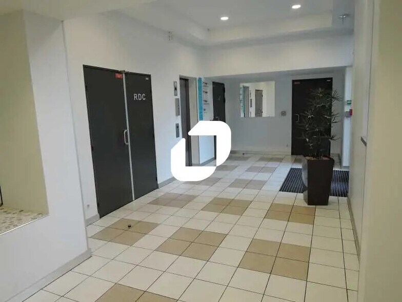 Local d’activités dans Clichy à louer - Photo de l’immeuble – Image 3 sur 12