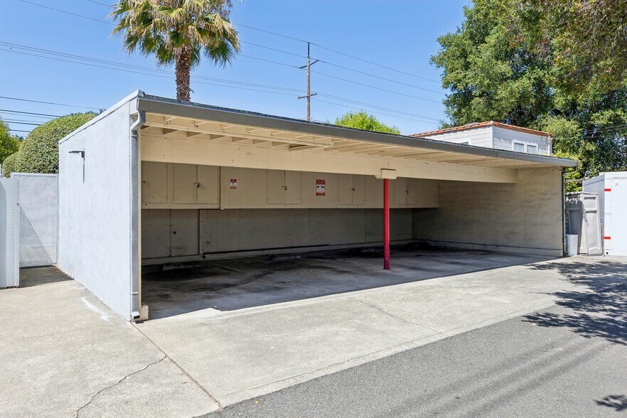 1061 Alma St, Palo Alto, CA à vendre - Photo de l’immeuble – Image 3 sur 15