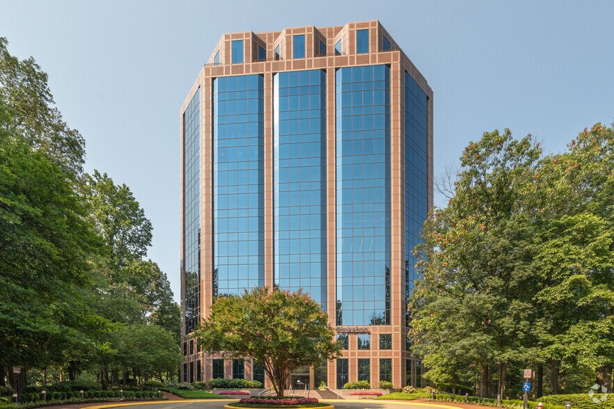 3110 Fairview Park Dr, Falls Church, VA à louer - Photo principale – Image 1 sur 8