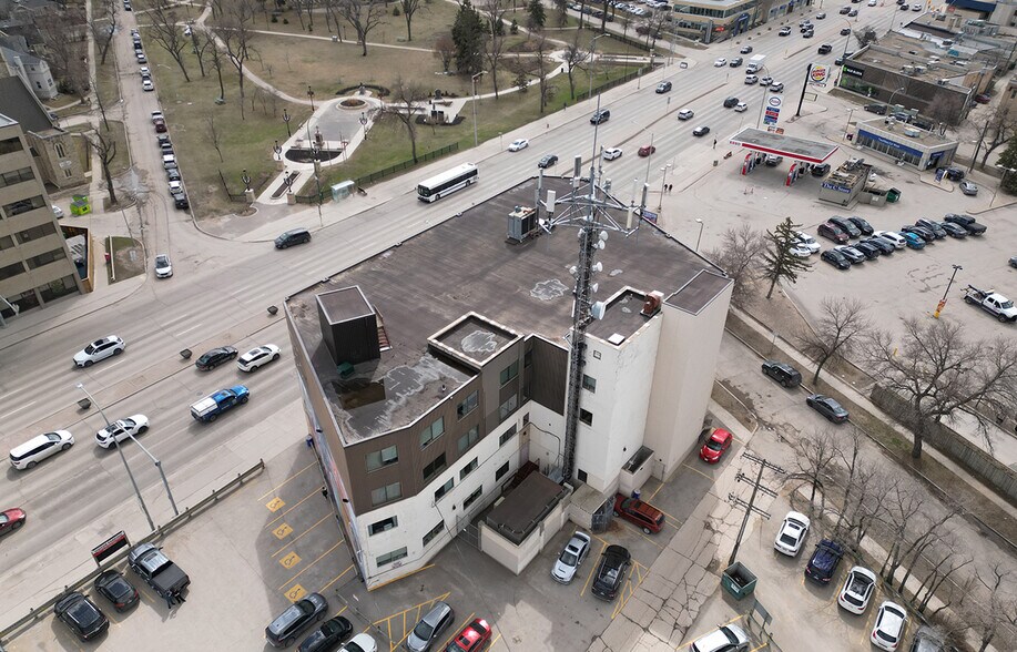 829, 831, 835 Portage Ave, Winnipeg, MB à vendre - Photo de l’immeuble – Image 2 sur 16