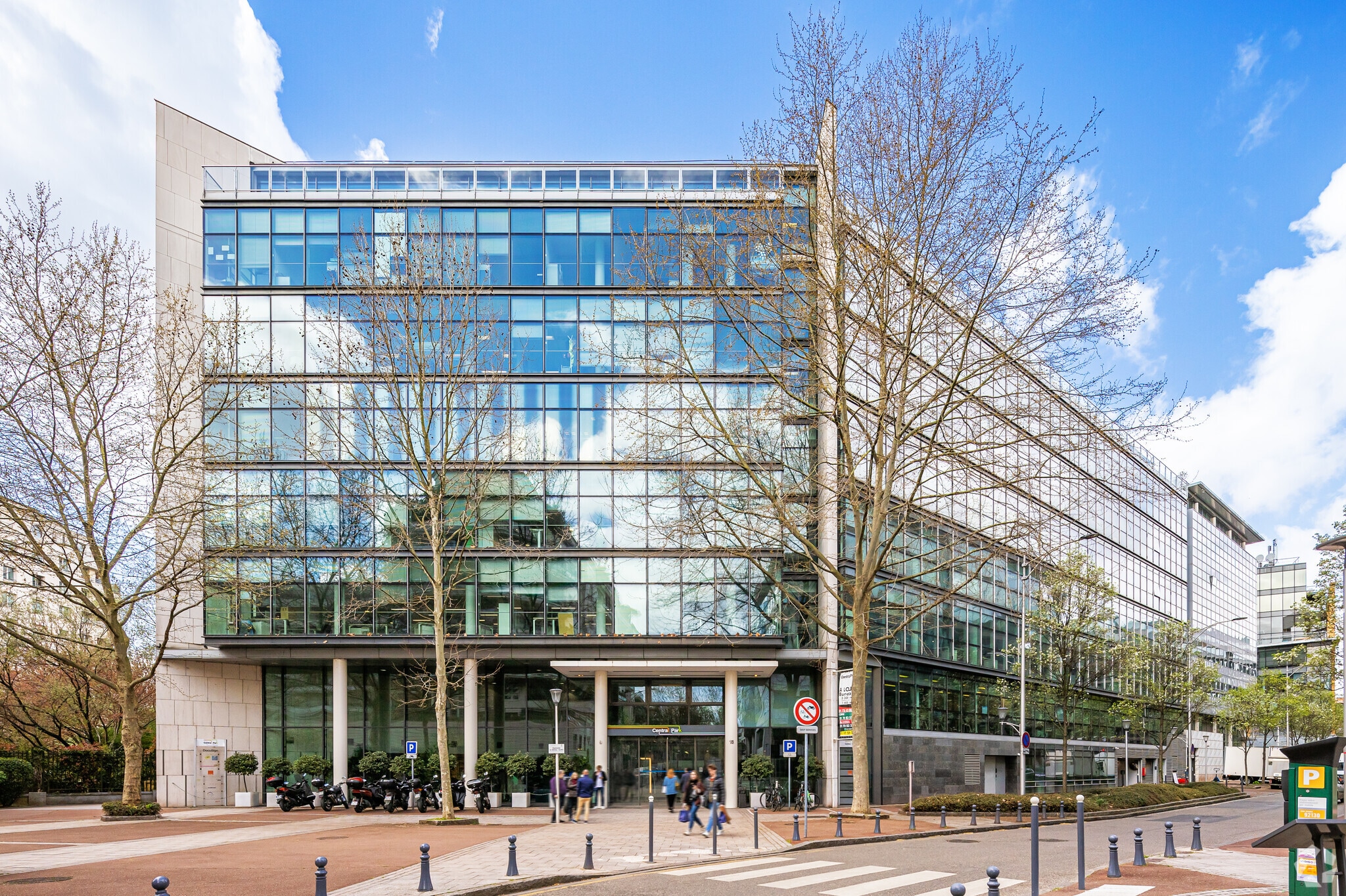 Bureau dans Issy-les-Moulineaux à louer Photo principale– Image 1 sur 7