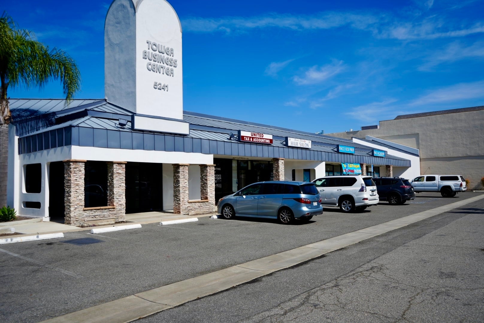 5241 Lincoln Ave, Cypress, CA à louer Photo principale– Image 1 sur 14