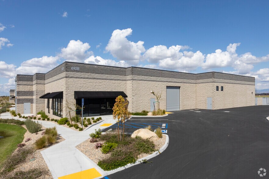 6906-6936 McCutchen Rd, Bakersfield, CA à louer - Photo principale – Image 2 sur 21