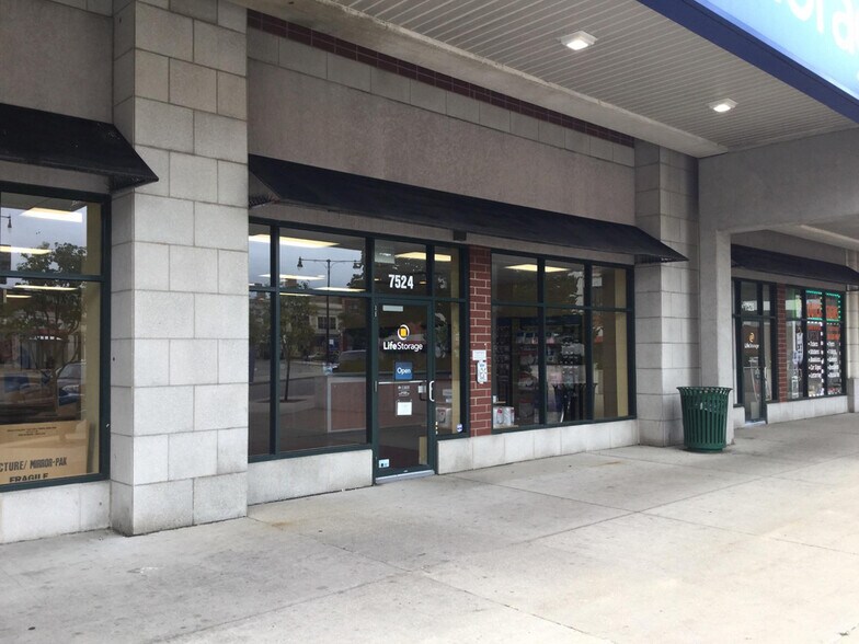 7507-7545 N Clark St, Chicago, IL à louer - Photo de l’immeuble – Image 2 sur 6