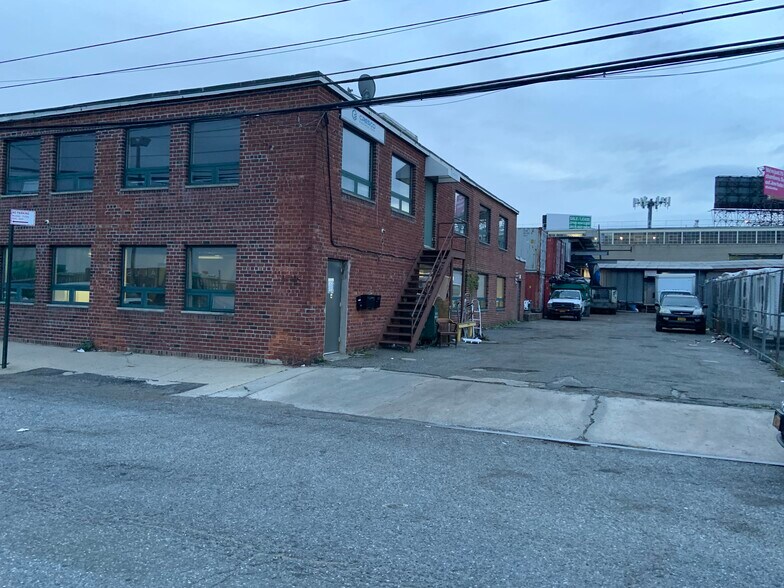 5120 59th St, Woodside, NY à louer - Photo de l’immeuble – Image 1 sur 3