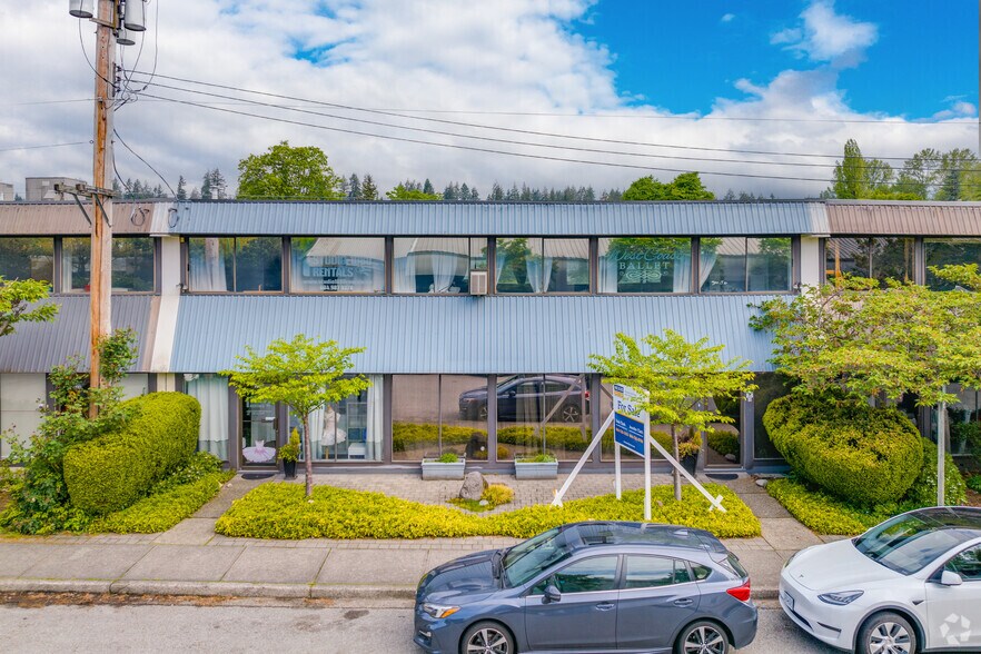 1086 W 3rd St, North Vancouver District, BC à louer - Photo de l’immeuble – Image 2 sur 7