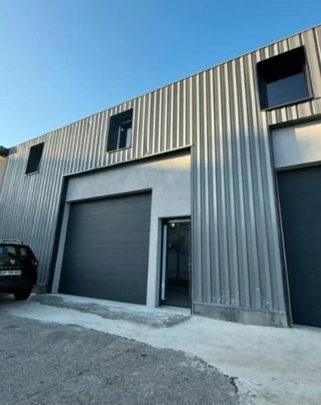 Plus de détails pour Local d’activités à vendre