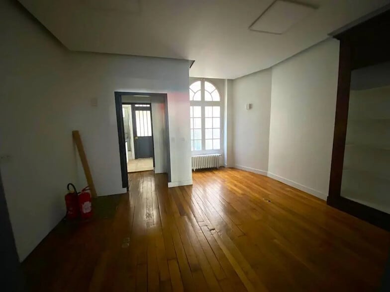 Local commercial dans Paris à louer - Photo de l’immeuble – Image 3 sur 6