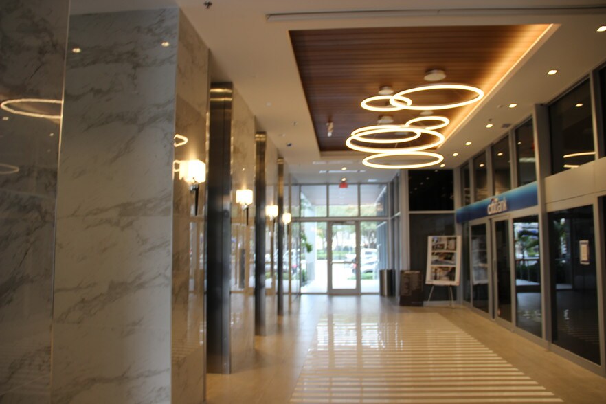 7300 N Kendall Dr, Miami, FL à louer - Photo intérieure – Image 2 sur 7