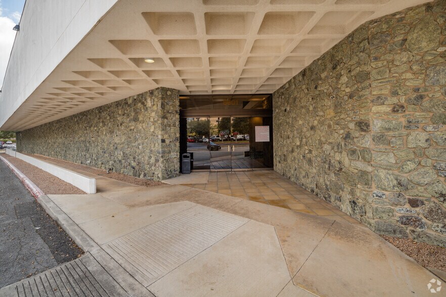 8601 Village Dr, San Antonio, TX à louer - Photo de l’immeuble – Image 2 sur 15