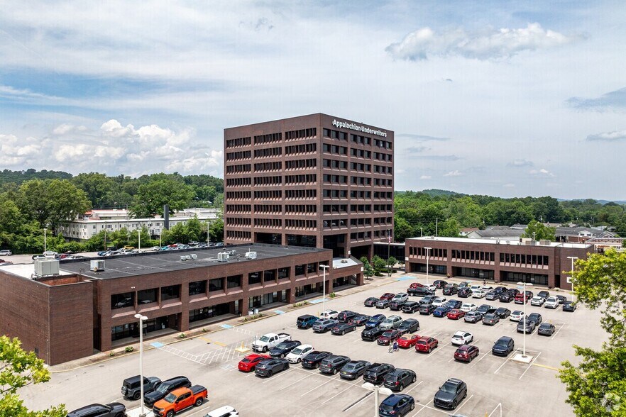 800 Oak Ridge Tpke, Oak Ridge, TN à louer - Photo de l’immeuble – Image 1 sur 16
