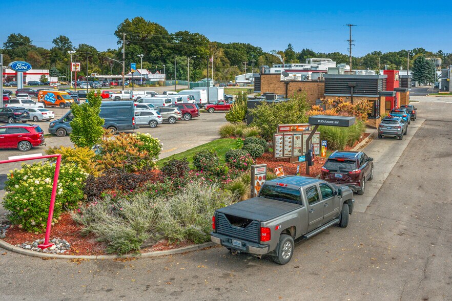 828 S Kalamazoo St, Paw Paw, MI à vendre - Photo de l’immeuble – Image 3 sur 5