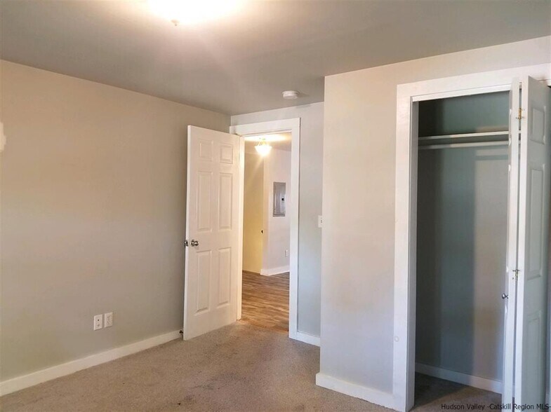 85-89 Cedar St, Kingston, NY à vendre - Photo de l’immeuble – Image 2 sur 12