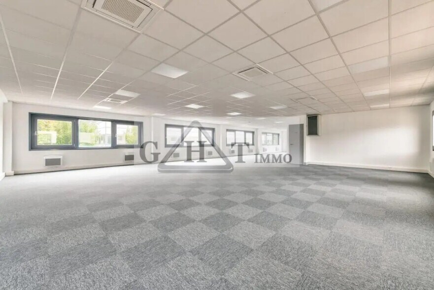 Bureau dans Roissy-en-France à louer - Photo de l’immeuble – Image 1 sur 1