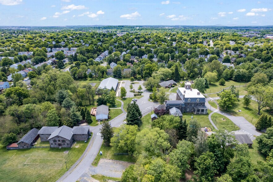 601 Catoctin Cir NE, Leesburg, VA à louer - Photo de l’immeuble – Image 1 sur 50