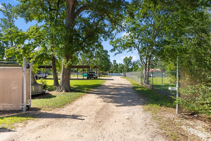 13568 Oil Field Rd, Conroe, TX à louer - Photo de l’immeuble – Image 3 sur 25