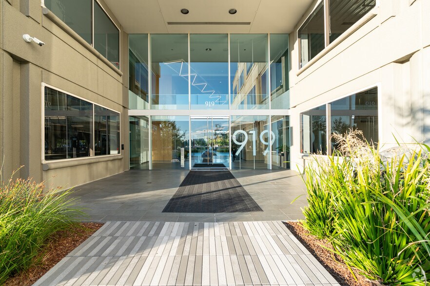 919 E Hillsdale Blvd, Foster City, CA à louer - Photo de l’immeuble – Image 2 sur 11