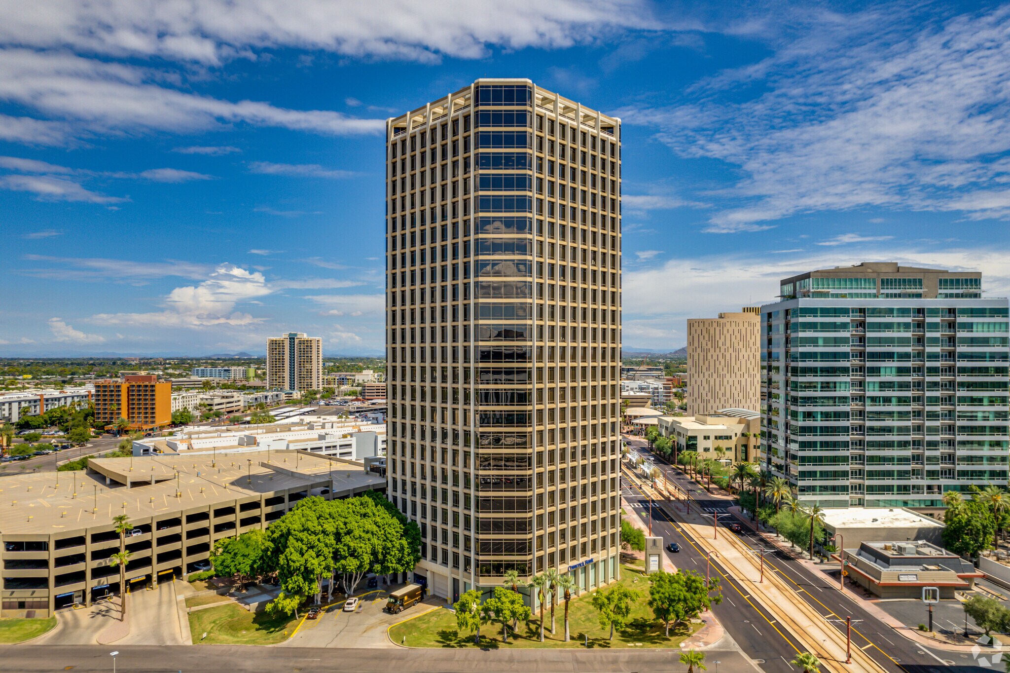 3200 N Central Ave, Phoenix, AZ à louer Photo principale– Image 1 sur 14