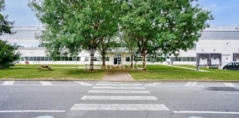 Local d’activités dans BUSSY-SAINT-GEORGES à louer - Photo de l’immeuble – Image 1 sur 3