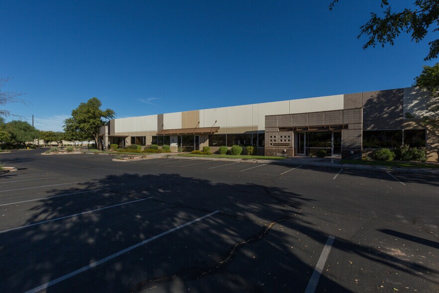 4050 E Cotton Center Blvd, Phoenix, AZ à louer - Photo de l’immeuble – Image 2 sur 9